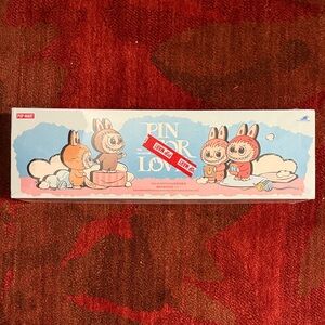 Pop Mart Pin for love Figurine Set